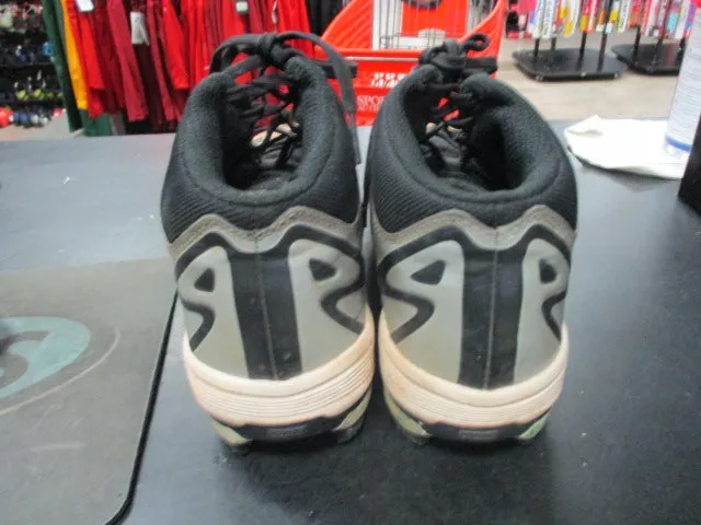 Used Under Armour Size 8 Baseball Cleats